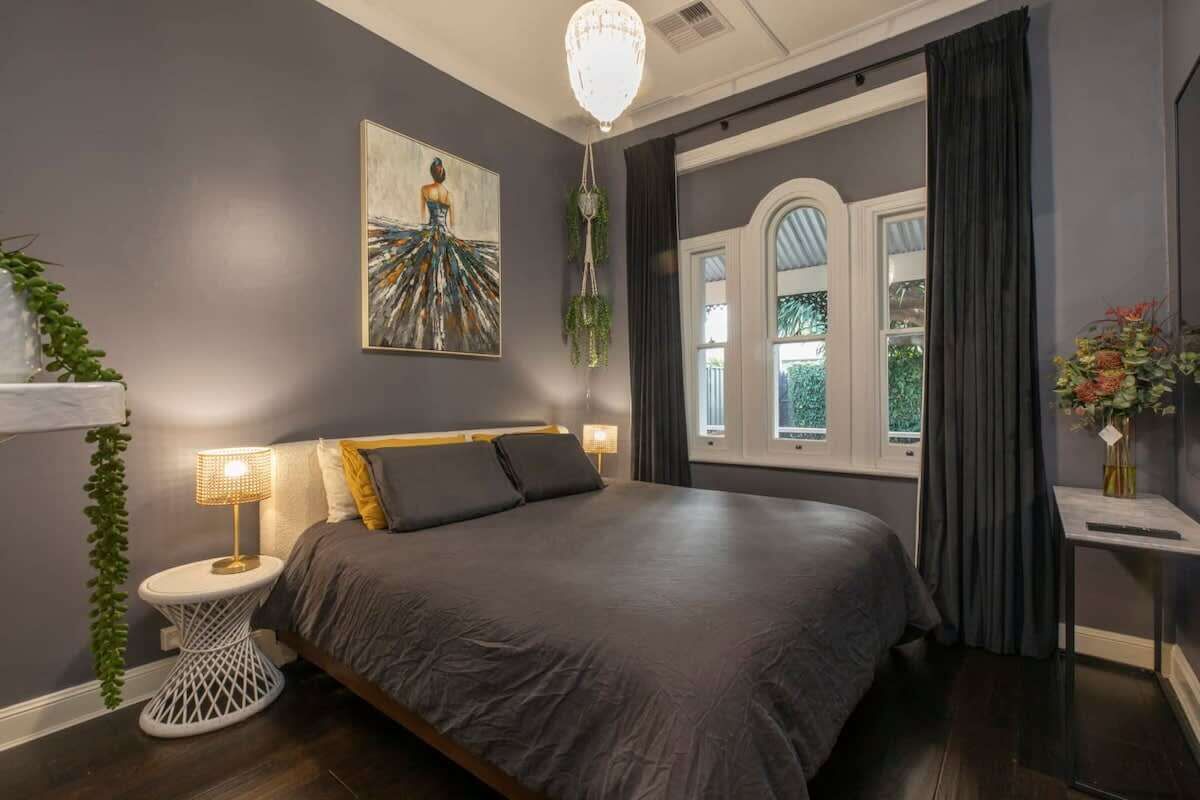 3 habitaciones, tabla de planchar con plancha, wifi y ropa de cama 