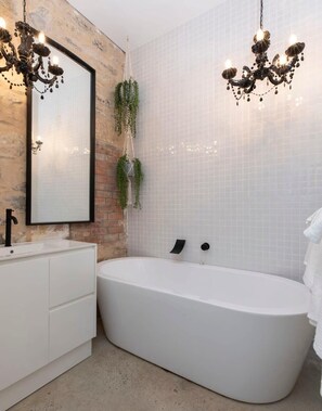 Badewanne, Haartrockner, Handtücher
