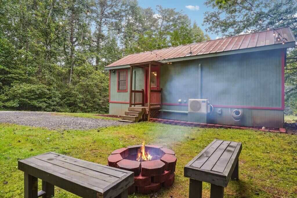 Enjoy a campfire and stargazing at this cabin!
