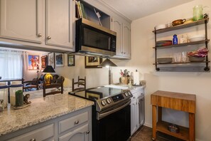 ثلاجة، فرن، موقد طهي مسطح، غسالة أطباق