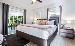 2 habitaciones, escritorio y tabla de planchar con plancha