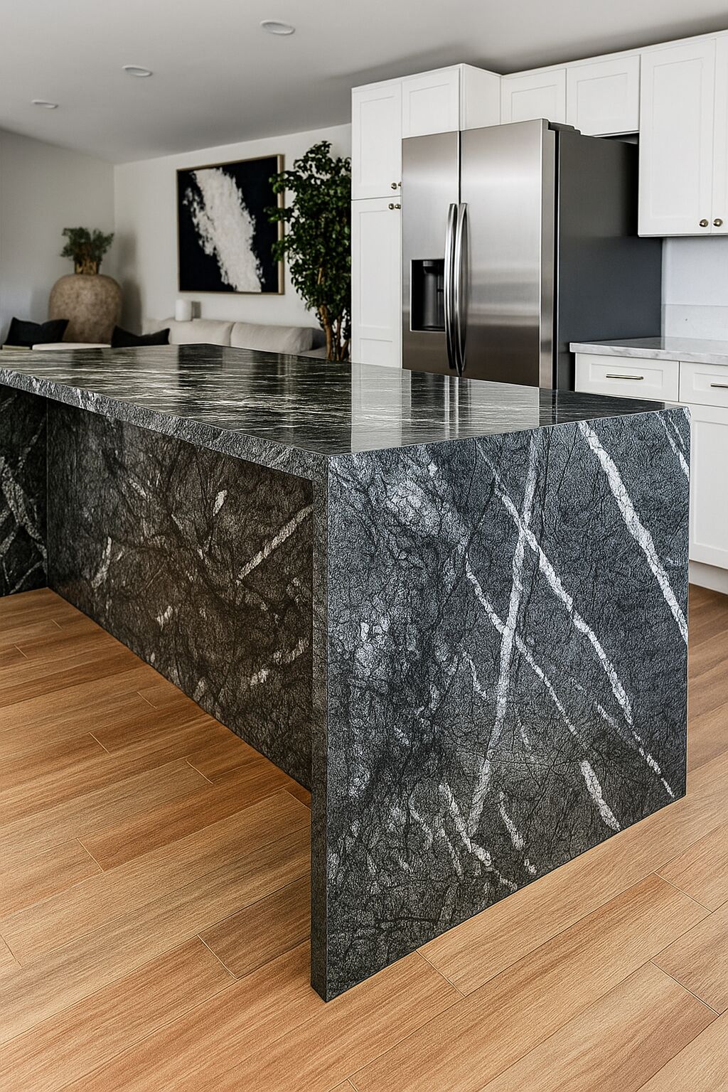 Una cocina moderna con una isla grande de granito, electrodomésticos de acero inoxidable y armarios blancos.