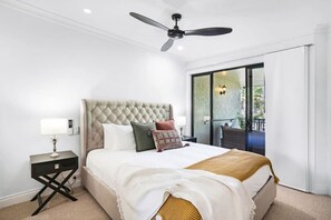 3 chambres, fer et planche à repasser, lit de bébé portatif