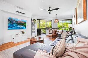 Smart TV - Trinity Links Resort- Luxury Tropical Retreat with Pools, Spa & Golf Course Views (White Rock)