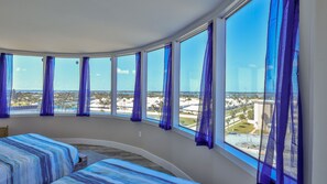 2 bedrooms, free WiFi, bed sheets - SUNSHINE AND SEASHELLS Luxury 2 BR Beach Condo, Pool, Hot tub, Game rooms, Wifi (Daytona Beach Shores)