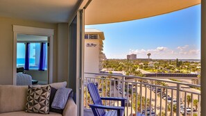 Property grounds - SUNSHINE AND SEASHELLS Luxury 2 BR Beach Condo, Pool, Hot tub, Game rooms, Wifi (Daytona Beach Shores)