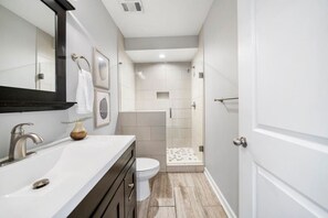 Hair dryer, towels - Stylish 2BR near City Center | OTR, UC, Zoo (Cincinnati)
