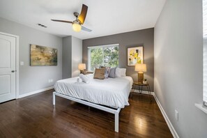 2 habitaciones, escritorio, tabla de planchar con plancha y wifi gratis 