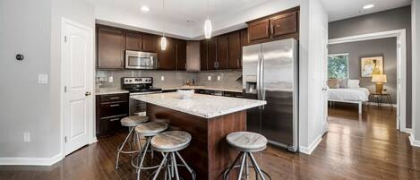 Kühlschrank, Mikrowelle, Ofen, Herdplatte