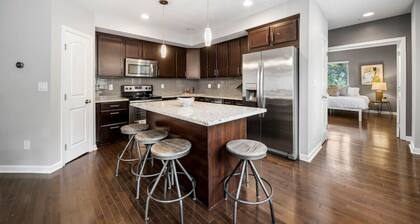 Stylish 2BR near City Center | OTR, UC, Zoo