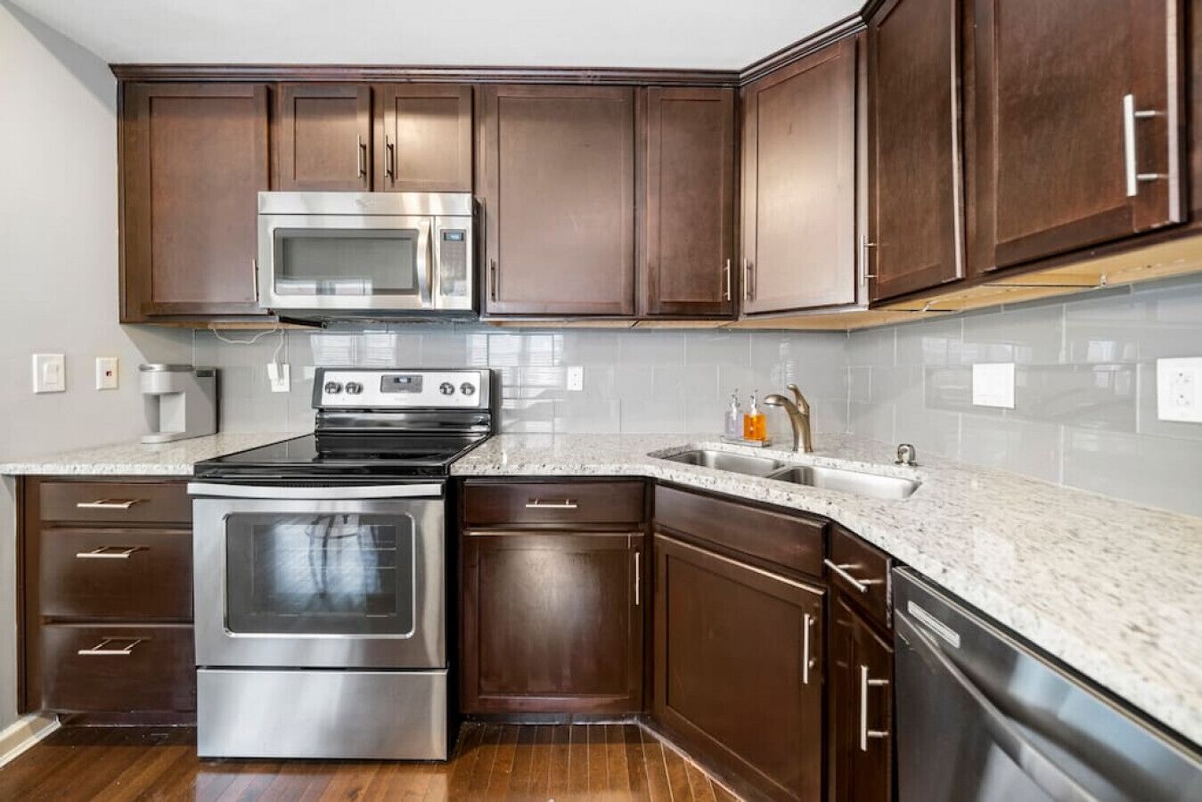 冰箱、微波炉、烤箱、炉灶