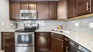 Een koelkast, een magnetron, een oven, een kookplaat