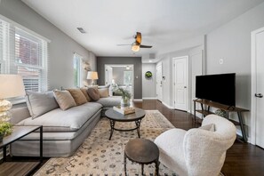 Smart TV - Stylish 2BR near City Center | OTR, UC, Zoo (Cincinnati)