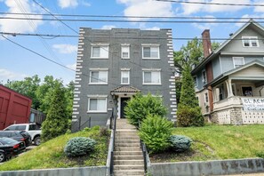 Exterior - Stylish 2BR near City Center | OTR, UC, Zoo (Cincinnati)