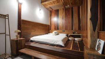 Basic Cabin | Memory-foam beds, laptop workspace, blackout curtains, soundproofing