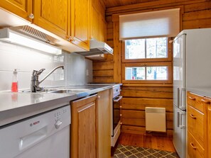 Køleskab, mikrobølgeovn, opvaskemaskine, køkkentøj/tallerkener/redskaber