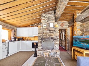 Køleskab, mikrobølgeovn, opvaskemaskine, køkkentøj/tallerkener/redskaber