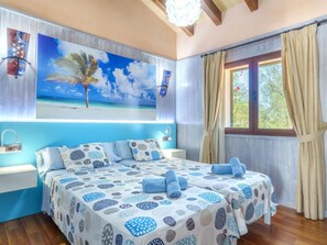 2 bedrooms, desk, internet