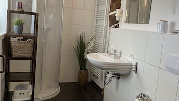 Suihku, hiustenkuivaaja, vessapaperi