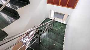 Eine Treppe mit Metallgeländern und einem Holzschrank darüber.