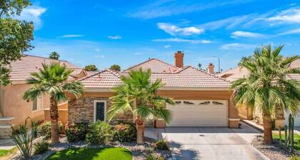 Cozy Casita w/ Salt water Pool, Jacuzzi & Tennis