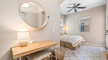 Escritorio, tabla de planchar con plancha, wifi y ropa de cama