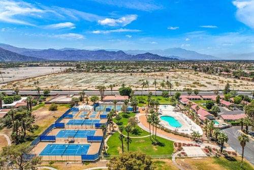 Cozy Casita w/ Salt water Pool, Jacuzzi & Tennis