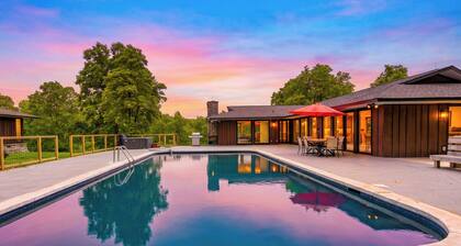 Pool + Multiple Hot Tubs • 4 Homes | 30 Min to Knoxville | Amber Escape