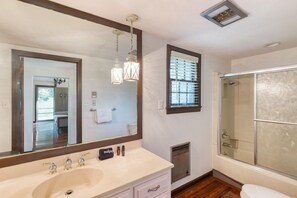 Hair dryer, towels - Amber Cabin by AvantStay | Cozy Mountain Retreat (New Market)