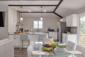 Fridge, oven, stovetop, dishwasher