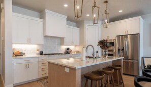 Refrigerador, microondas, horno y parrilla de estufa 