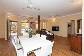 Dining and lounge just inside the front door - Fishing Dreams & Coastal Scenes in Onslow (Onslow)