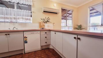 KĂŒhlschrank, Mikrowelle, Ofen, Herdplatte