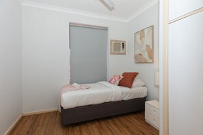 Third bedroom with built-in robe - Fishing Dreams & Coastal Scenes in Onslow (Onslow)