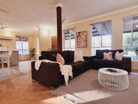 TV. Onslow Reel in Serenity: Coastal Escape Fishing
