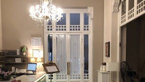 A kitchen with a central island, a chandelier, and a view through a door. - Viareggio live in  Top deco (Viareggio)