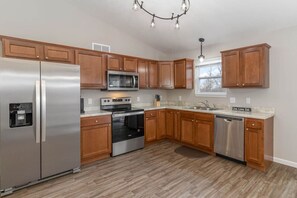 Fridge, microwave, oven, stovetop - BRAND NEW Home away from Home among the Nook (Hamilton)