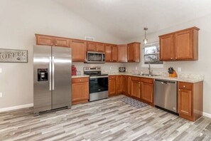 Fridge, microwave, oven, stovetop - 16 E Persimmons · Quietly nestled among the Nook (Hamilton)