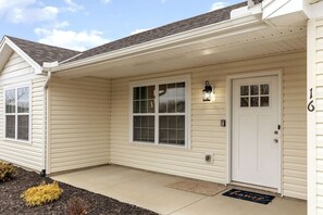 Exterior detail - 16 E Persimmons · Quietly nestled among the Nook (Hamilton)
