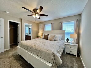 3 bedrooms, desk, iron/ironing board, travel crib - 430 Ridgelawn · Brand New Home Walking distance to Spooky Nook (Hamilton)