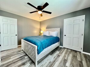 2 عدّة غرف نوم ومكواة/لوح كي وسرير سفر وواي فاي