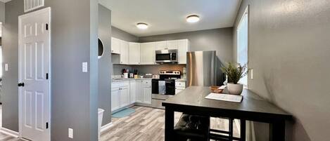 Jääkaappi, mikroaaltouuni, uuni, liesi