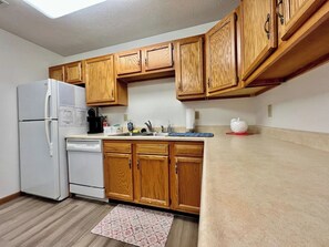 Fridge, microwave, oven, stovetop - Destiny's Charming remodeled 2 bed GEM Middletown (Middletown)