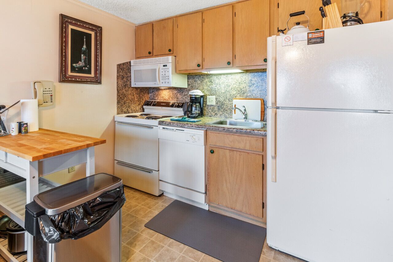 Refrigerador, horno, parrilla de estufa y cafetera y tetera 