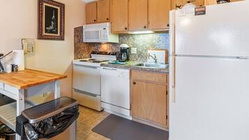 Jääkaappi, uuni, liesi, kahvin-/teenkeitin