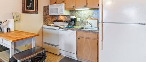 Frigorífico, horno, placa de cocina y cafetera o tetera