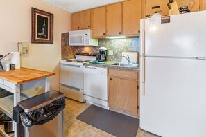 Fridge, oven, stovetop, coffee/tea maker