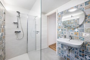 Badewanne, Haartrockner, Handtücher