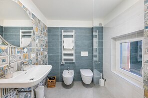 Badekar, hårtørrer, håndklæder