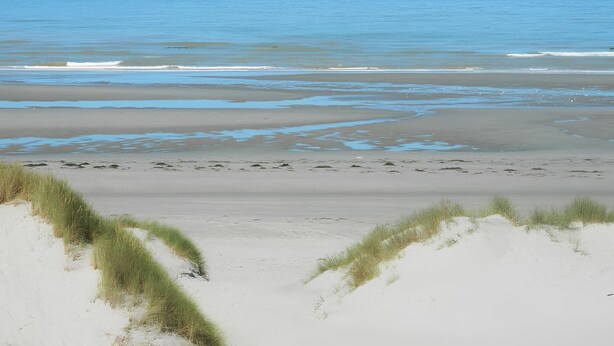 A beach with sand dunes and the ocean. - Holiday Home 'Gite En Baie De Somme' with Private Terrace, Private Garden and Wi-Fi (Saint-Quentin-en-Tourmont)